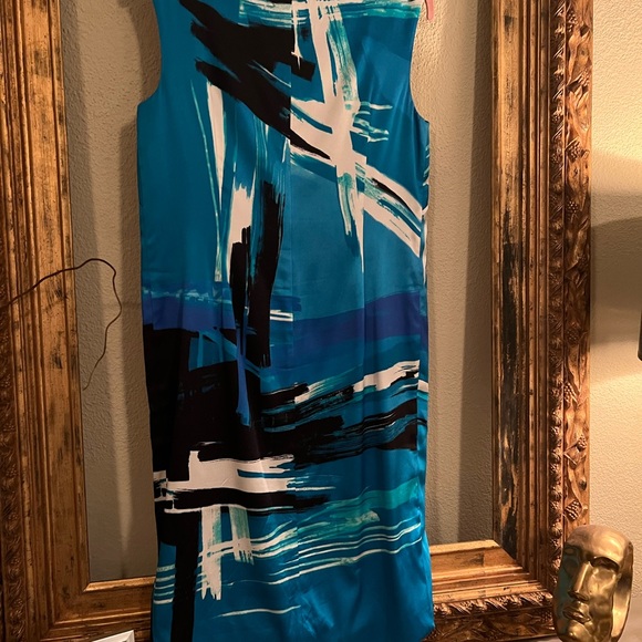 St. John silk dress gently used ( fits like small/ med 6/8) it’s a size 4 - Picture 2 of 9
